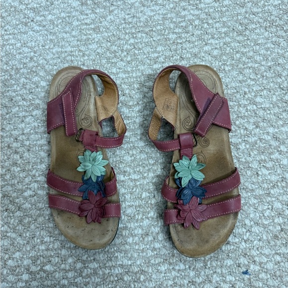 Taos Women’s red Leather Sandals Embellished With Flowers Size US 9-9.5 - Picture 1 of 10